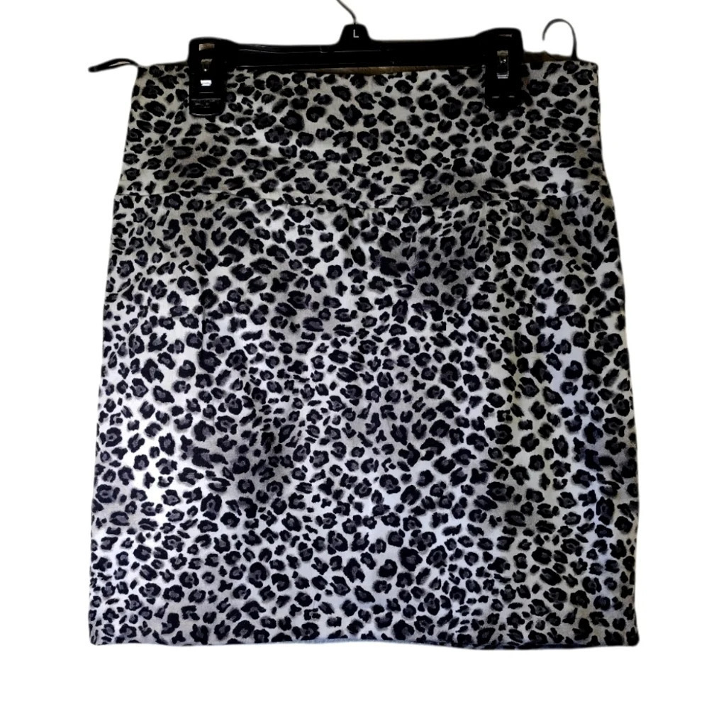 Nwot- Ambiance Apparel fitted mini skirt with jaguar rosettes. Size Large​​​​​​